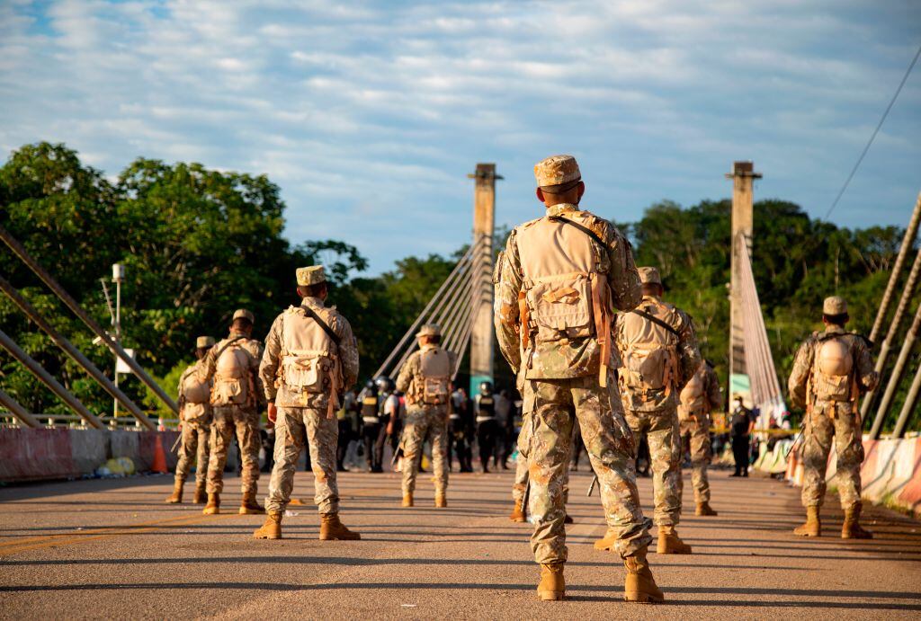 Militares peruanos copan el puente que establece la frontera con Brasil para cerrar el paso a migrantes