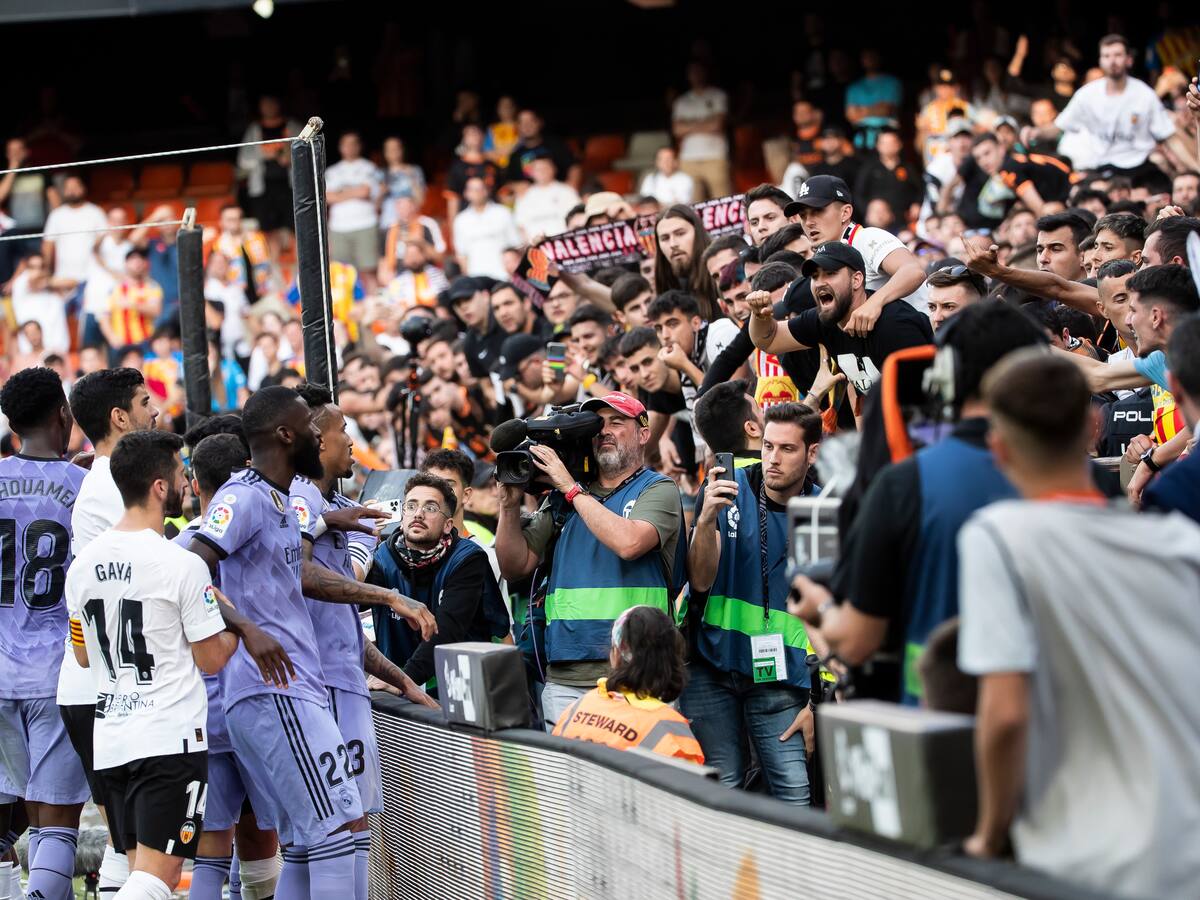 A la cárcel: la inédita sentencia que recibieron tres hinchas del Valencia por insultos racistas contra Vinicius