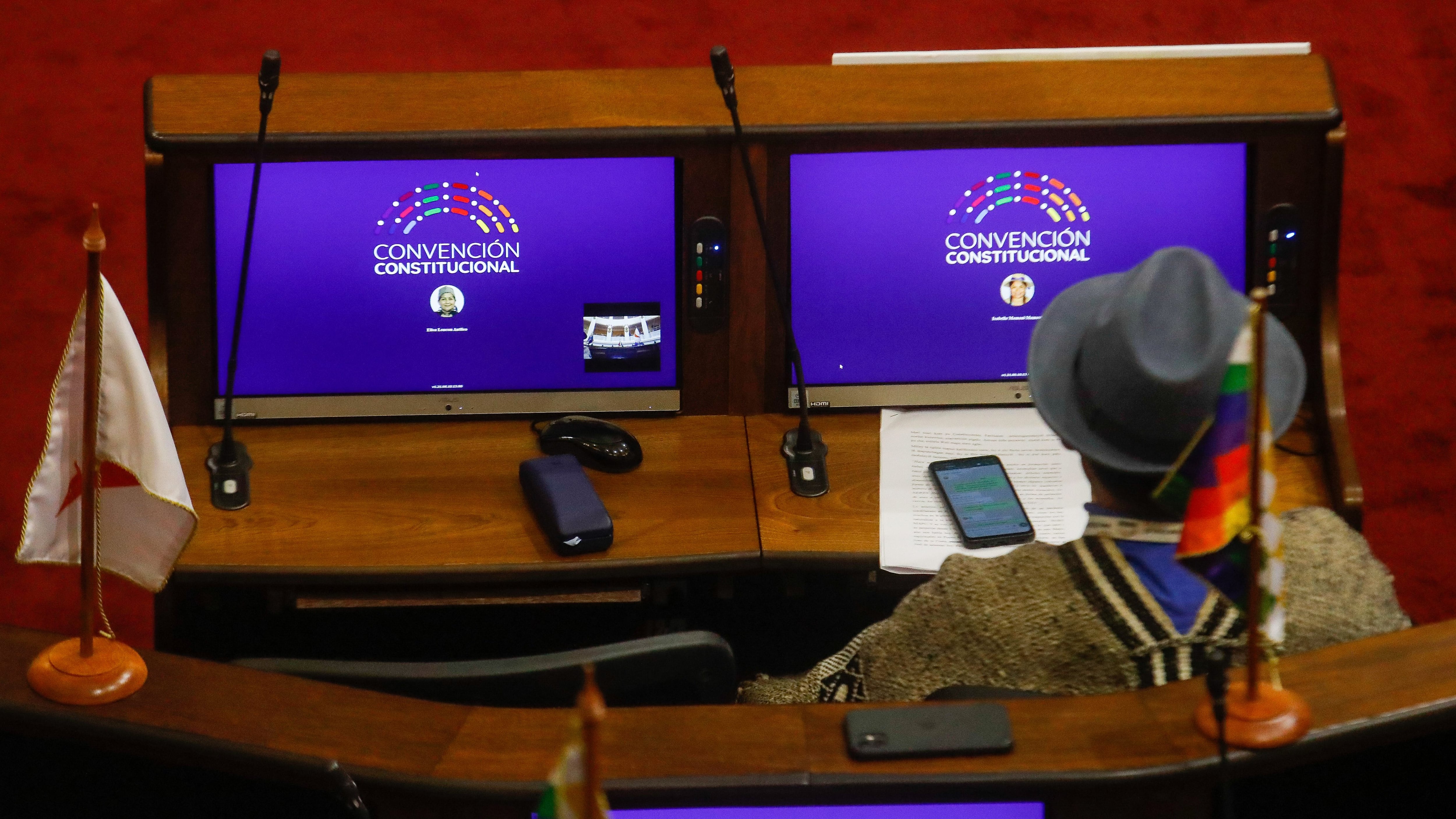 21 de Octubre de 2021 /SANTIAGOEl constituyente, Eric Chinga, durante la Sesión del Pleno número 33 en el que se lleva acabo el discurso  de cada constituyente, en el Ex Congreso de Santiago. 
FOTO CRISTOBAL ESCOBAR /AGENCIAUNO