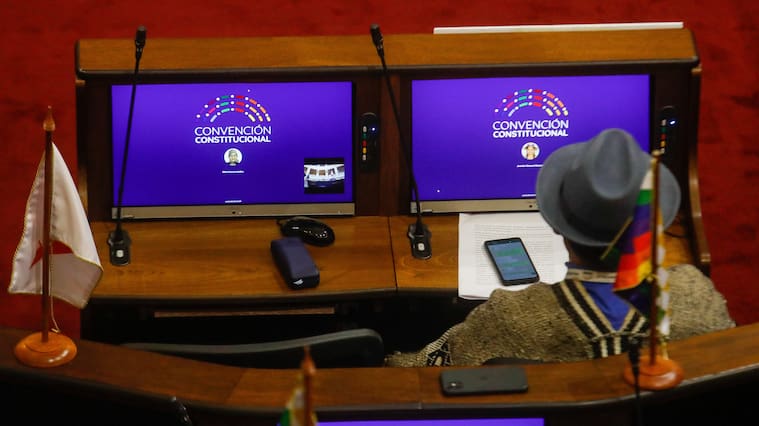 21 de Octubre de 2021 /SANTIAGOEl constituyente, Eric Chinga, durante la Sesión del Pleno número 33 en el que se lleva acabo el discurso de cada constituyente, en el Ex Congreso de Santiago.
FOTO CRISTOBAL ESCOBAR /AGENCIAUNO