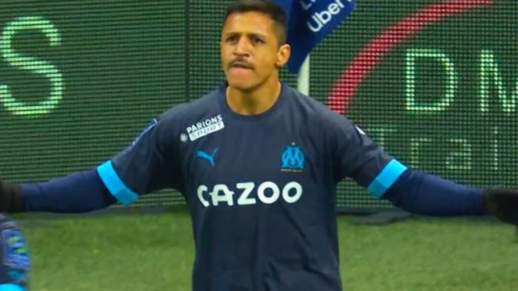 Alexis Sánchez anota un doblete para revertir el marcador ante Reims en la Ligue 1 de Francia