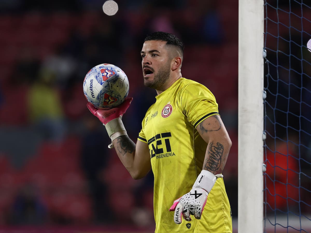 “Estamos con la mala huev... pega en el palo, atajas un penal y no sirve; volver a mirar el descenso es duro”