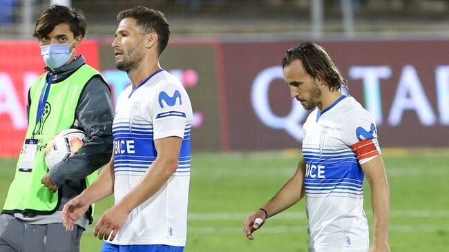 15 DE DICIEMBRE DE 2020/SANTIAGOJugadores de Universidad Catolica en lamento ,durante el partido valido por los Cuartos de Final (Vuelta) de la Copa Sudamericana, entre Universidad Católica vs Vélez Sarsfield de Argentina, disputado en el Estadio San Carlos de Apoquindo.
FOTO: JORGE DIAZ/AGENCIA UNO