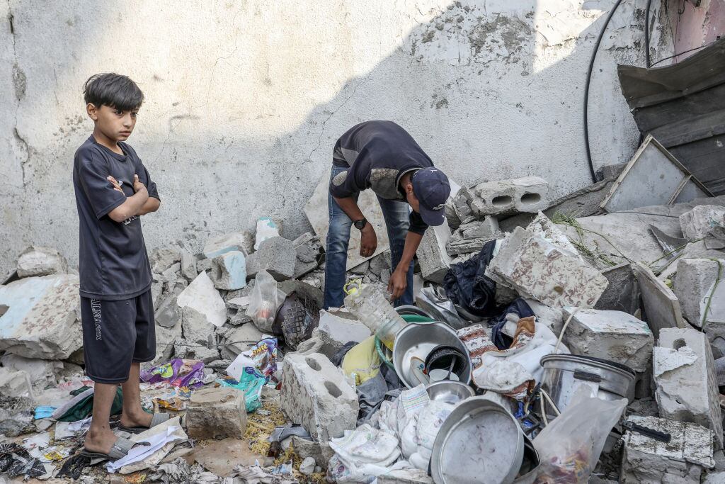 Un hombre y su hijo buscan entre los escombros luego de un ataque de Israel contra la zona de Rafah en la Franja de Gaza en Palestina.
