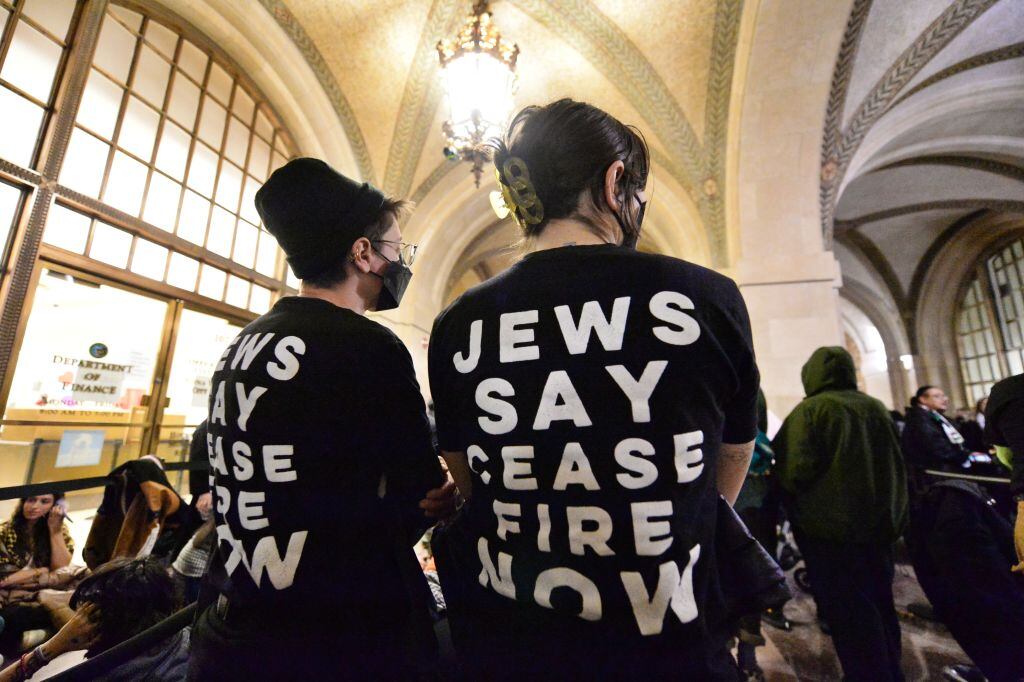 Un grupo de judíos se manifiesta por un alto al fuego en la Franja de Gaza, en una protesta en la ciudad de Chicago en Estados Unidos.