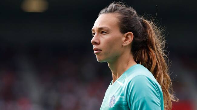 GUINGAMP, FRANCE - SEPTEMBER 21: Christiane Endler #16 of Paris Saint-Germain looks on during the Trophee des Championnes between Olympique Lyonnais and Paris Saint-Germain at Stade du Roudourou on September 21, 2019 in Guingamp, France. (Photo by Catherine Steenkeste/Getty Images)