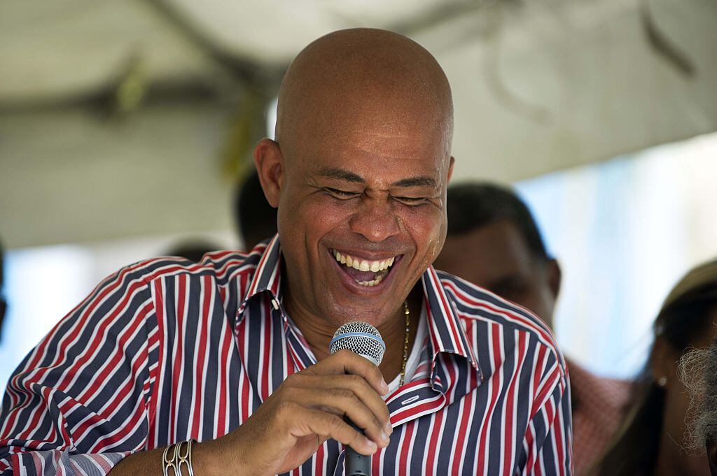 El entonces presidente haitiano Michel Martelly habla en la entrega de viviendas tras un terremoto en 2015.