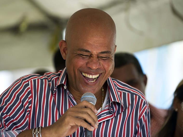 El entonces presidente haitiano Michel Martelly habla en la entrega de viviendas tras un terremoto en 2015.