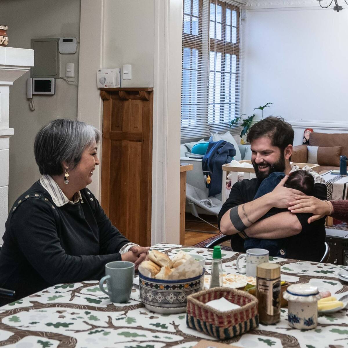 Con Nescafé y regalo de Colloky: Así fue la íntima once de Jeannette Jara y Gabriel Boric donde le presentó a Violeta