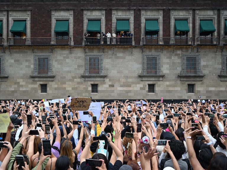 BTS sorprendió a miles de fans en México con saludo junto a la presidenta del país