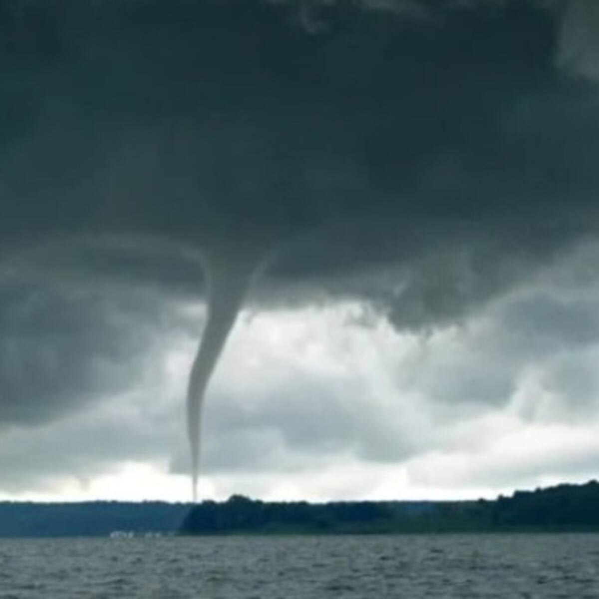 Meteorología actualiza aviso de nubes convectivas con características tornádicas: afectaría a 4 regiones de Chile