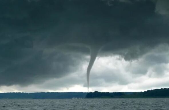 Meteorología emite aviso por nubes convectivas con características tornádicas en 2 regiones de Chile