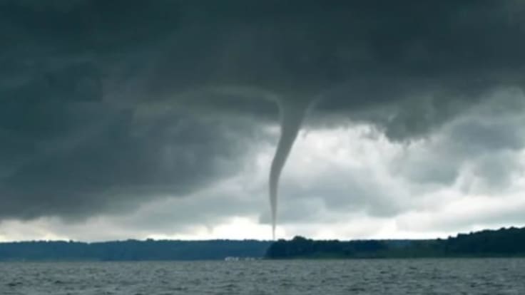 Meteorología actualiza aviso de nubes convectivas con características tornádicas: afectaría a 4 regiones de Chile