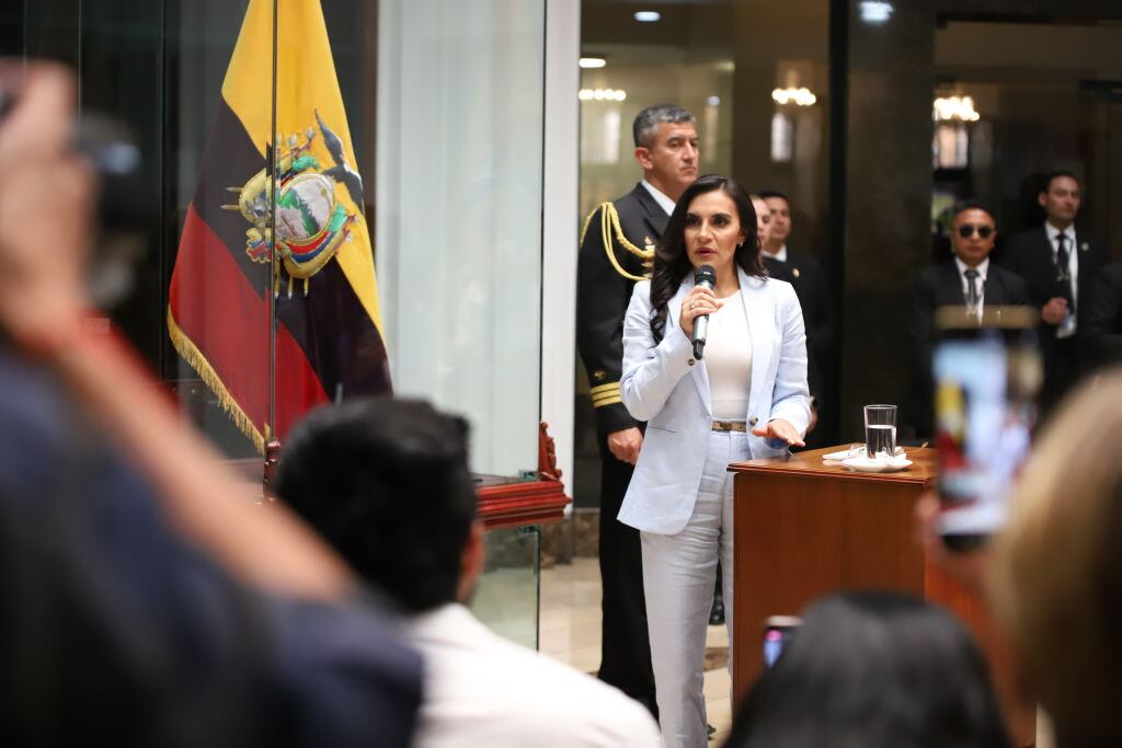 La vicepresidenta de Ecuador, Verónica Abad, dando un discurso ante la prensa en la ciudad de Quito.