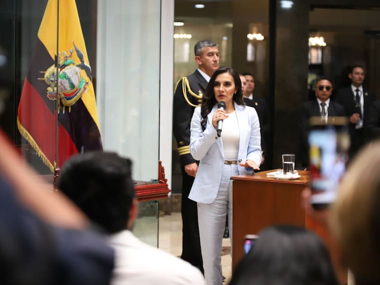 La vicepresidenta de Ecuador, Verónica Abad, dando un discurso ante la prensa en la ciudad de Quito.