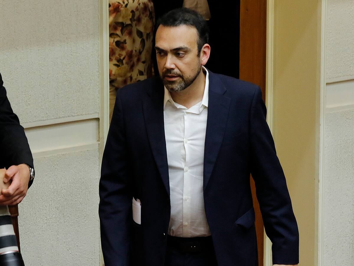Luego de no conseguir las firmas necesarias: senador Karim Bianchi retira su candidatura presidencial por falta de patrocinios
