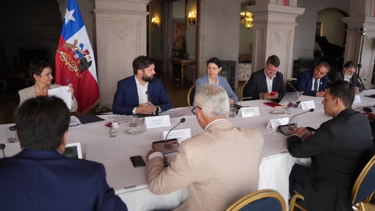 En un encuentro de más de 3 horas: Presidente Boric encabeza reunión con gobernadores regionales en Cerro Castillo