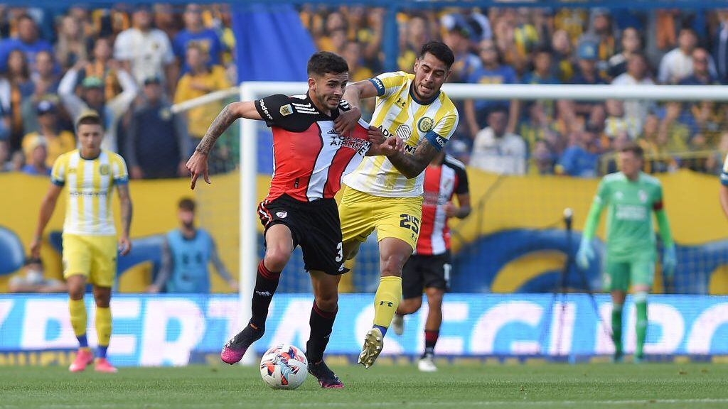 ROSARIO, ARGENTINA - NOVEMBER 28: Robert Rojas of River Plate and Emmanuel Ojeda of Rosario Central fight for the ball during a match between Rosario Central and River Plate as part of Torneo Liga Profesional 2021 at Estadio Gigante de Arroyito on November 28, 2021 in Rosario, Argentina. (Photo by Luciano Bisbal/Getty Images)