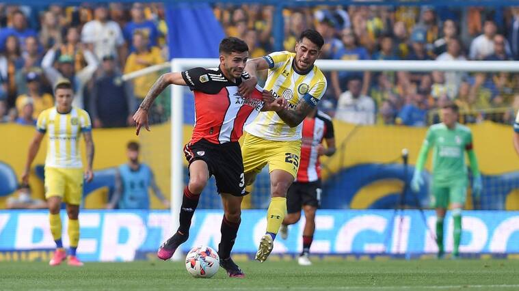 ROSARIO, ARGENTINA - NOVEMBER 28: Robert Rojas of River Plate and Emmanuel Ojeda of Rosario Central fight for the ball during a match between Rosario Central and River Plate as part of Torneo Liga Profesional 2021 at Estadio Gigante de Arroyito on November 28, 2021 in Rosario, Argentina. (Photo by Luciano Bisbal/Getty Images)
