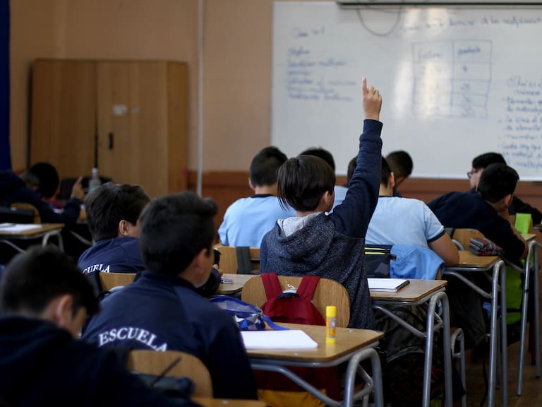 Apoderados rechazan sumar ramos de educación financiera y artes escénicas en malla escolar