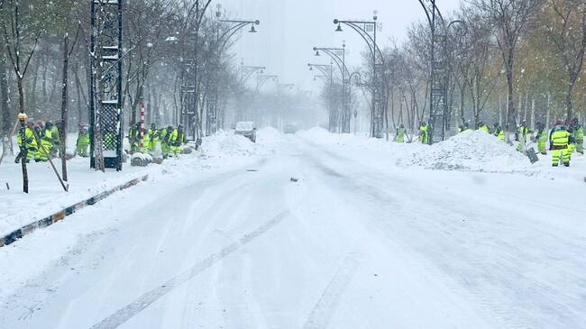 Trabajadores buscan despejar la nieve de las vías en Harbin de China