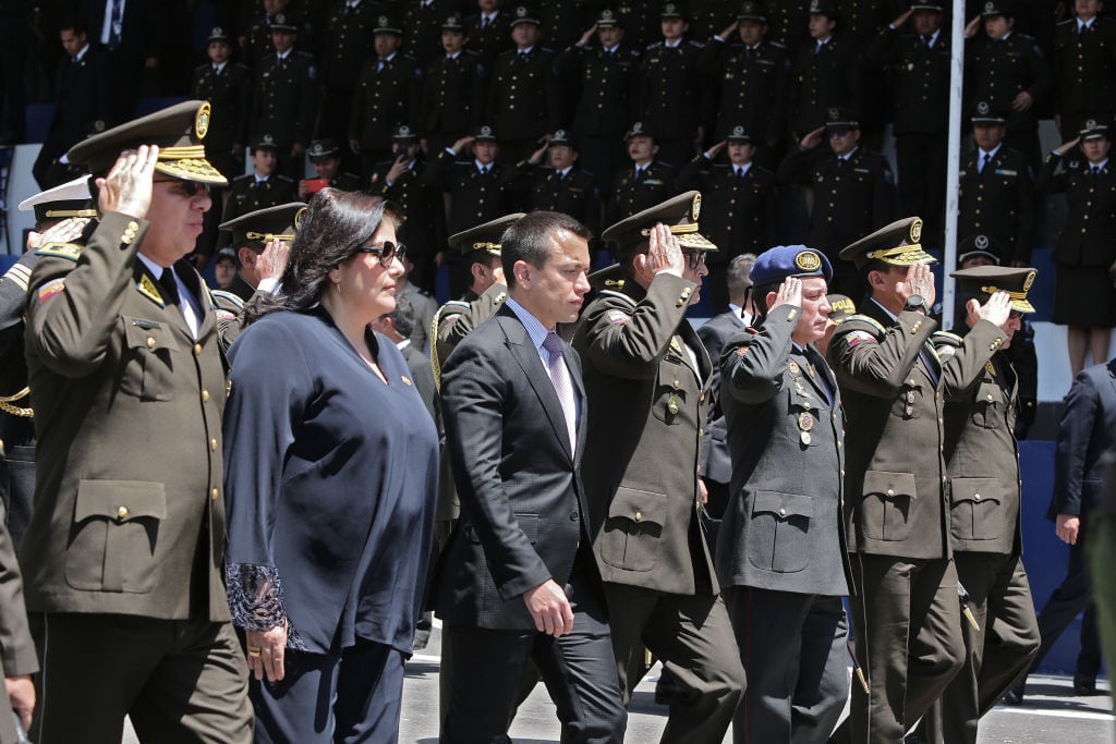 El nuevo presidente de Ecuador, Daniel Noboa, junto al alto mando de la Policía Nacional en un evento en la ciudad de Quito.
