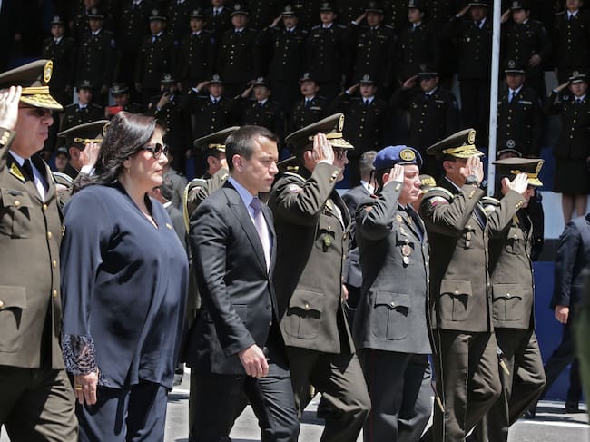 El nuevo presidente de Ecuador, Daniel Noboa, junto al alto mando de la Policía Nacional en un evento en la ciudad de Quito.