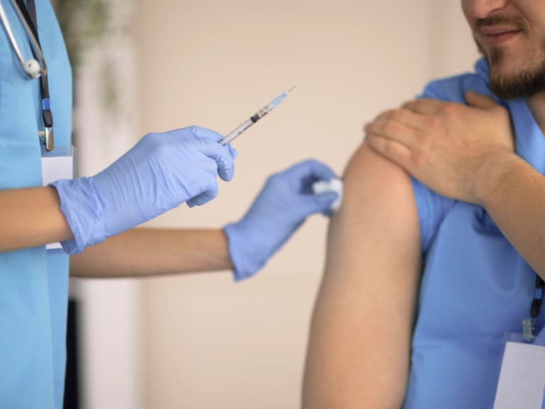 Buscan 200 enfermeras y TENS para vacunar contra la influenza en todo Chile: estos son los sueldos y así puedes postular