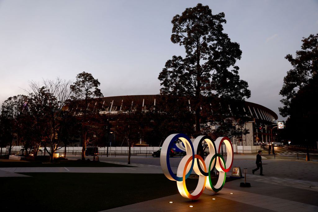 Los anillos olímpicos en el Estadio Nacional de Tokio