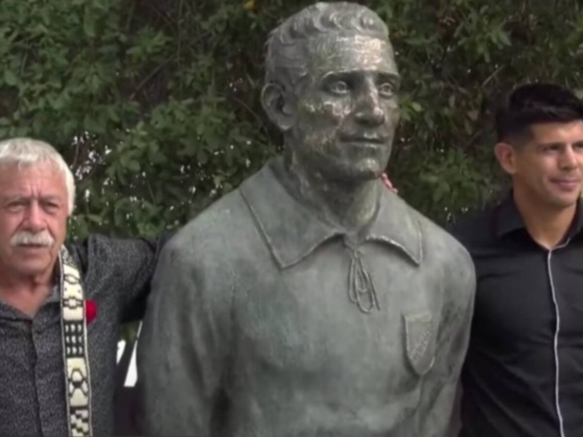 Homenaje al fundador: Colo Colo inaugura la estatua de David Arellano en el Estadio Monumental