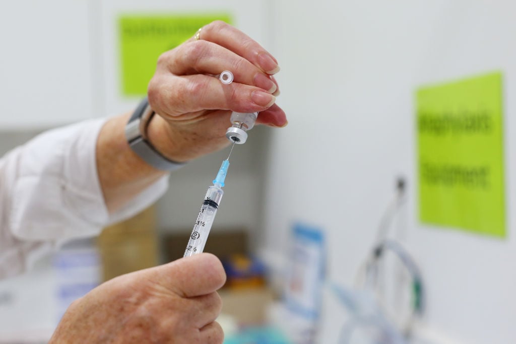 Trabajadora de la salud prepara una dosis de AstraZeneca en Sídney