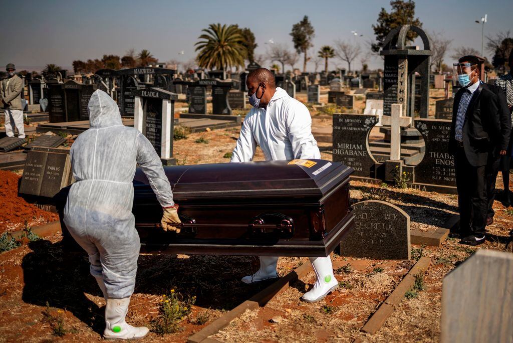 El entierro de una víctima del Covid-19 en Sudáfrica
