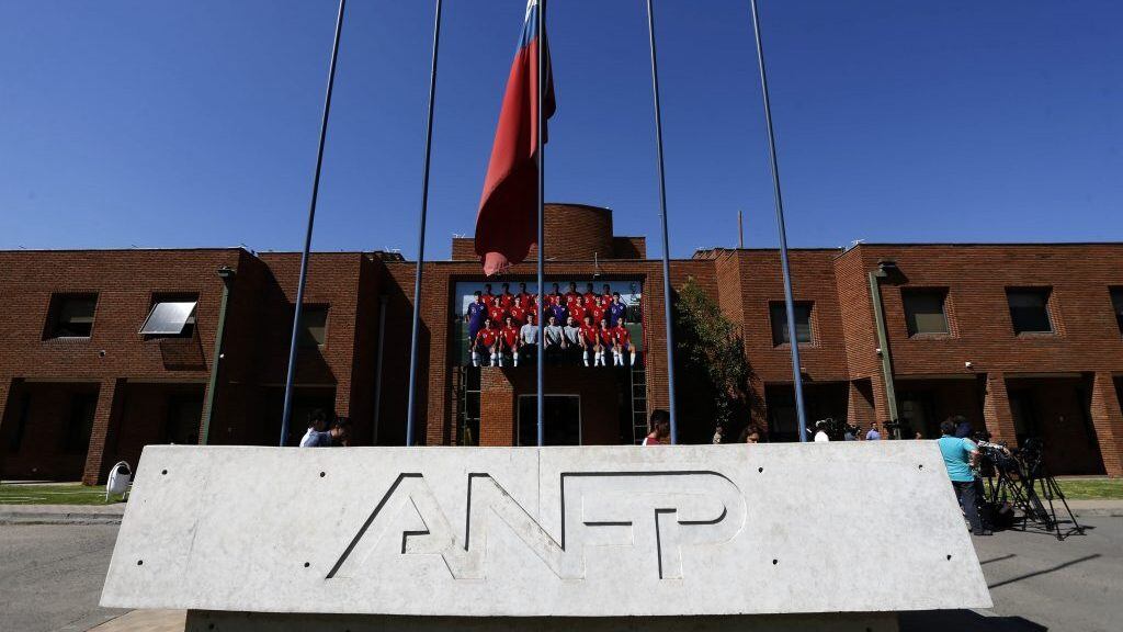 26 de Noviembre de 2019/SANTIAGO Imagenes de la sede de la ANFP, sin sus banderas de los respectivos clubes de Chile.
FOTO: CRISTOBAL ESCOBAR/AGENCIAUNO