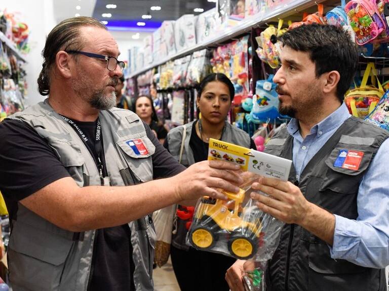 Decomisan más de 2 mil artículos: autoridades fiscalizan juguetes y dan recomendaciones para las compras de Navidad