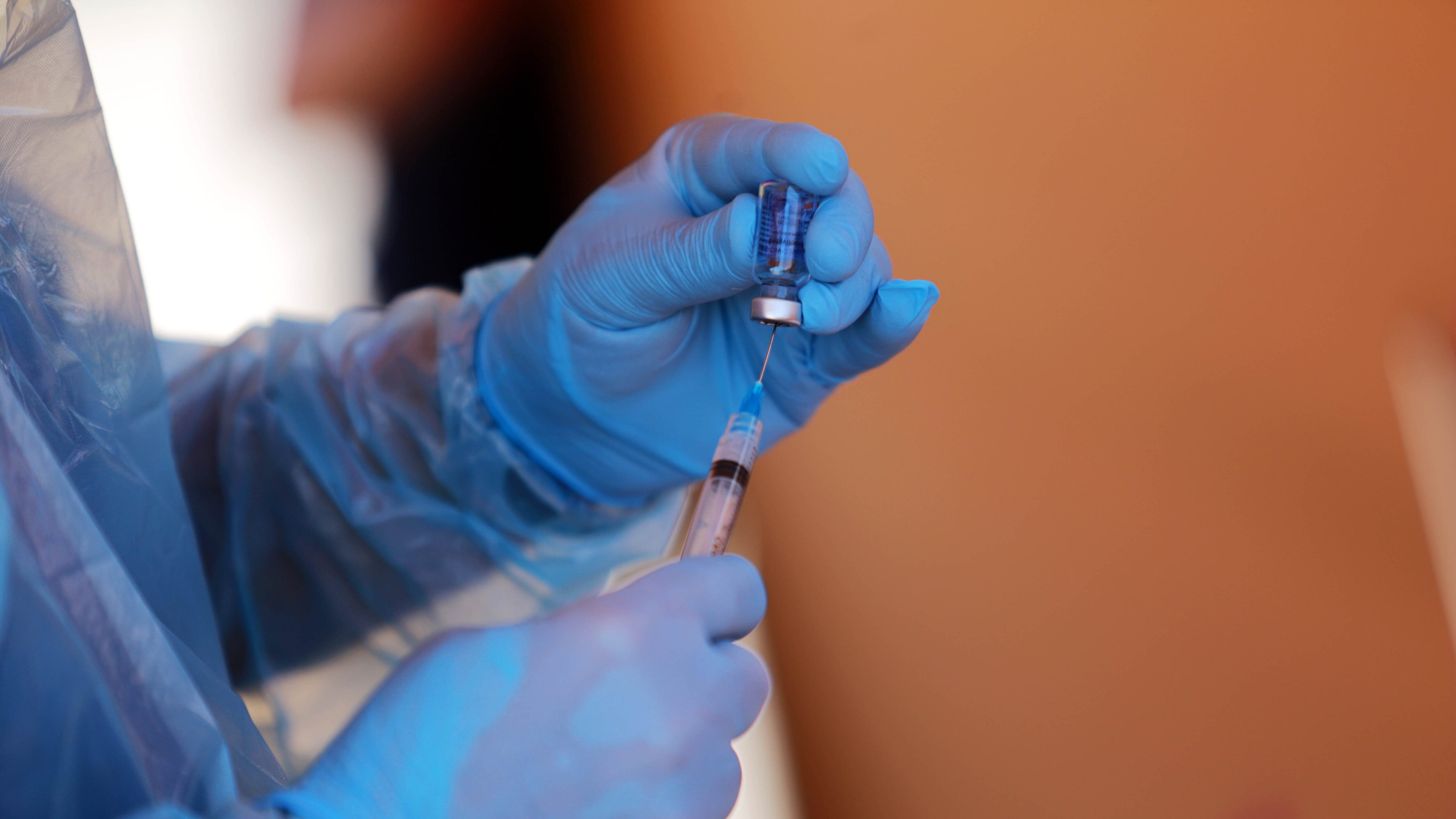 24 de Febrero del 2021/ SANTIAGO
Un funcionario de salud manipula una dosis de vacuna, durante la implementacin del plan ÒVacnate en el AutoÓ, que consiste en la instalacin de un punto de inoculacin contra el Coronavirus en la elipse del Parque OÕHiggins para que las personas puedan recibir la dosis sin bajarse del vehculo, enfocado en la poblacin priorizada por el Ministerio de Salud y adultos mayores, en medio de la pandemia de Covid-19.
Fotos: JOS FRANCISCO ZUIGA/ AGENCIAUNO