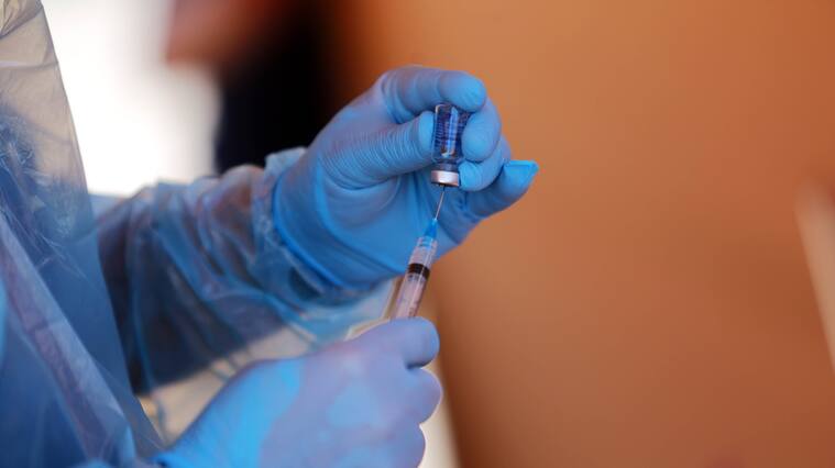 24 de Febrero del 2021/ SANTIAGO
Un funcionario de salud manipula una dosis de vacuna, durante la implementacin del plan ÒVacnate en el AutoÓ, que consiste en la instalacin de un punto de inoculacin contra el Coronavirus en la elipse del Parque OÕHiggins para que las personas puedan recibir la dosis sin bajarse del vehculo, enfocado en la poblacin priorizada por el Ministerio de Salud y adultos mayores, en medio de la pandemia de Covid-19.
Fotos: JOS FRANCISCO ZUIGA/ AGENCIAUNO