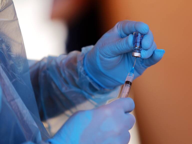 24 de Febrero del 2021/ SANTIAGO
Un funcionario de salud manipula una dosis de vacuna, durante la implementacin del plan ÒVacnate en el AutoÓ, que consiste en la instalacin de un punto de inoculacin contra el Coronavirus en la elipse del Parque OÕHiggins para que las personas puedan recibir la dosis sin bajarse del vehculo, enfocado en la poblacin priorizada por el Ministerio de Salud y adultos mayores, en medio de la pandemia de Covid-19.
Fotos: JOS FRANCISCO ZUIGA/ AGENCIAUNO