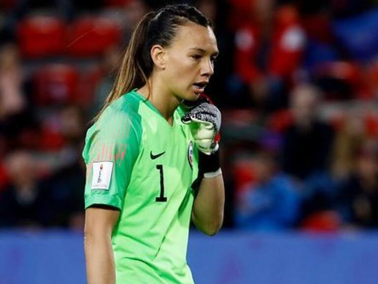 Christiane Endler deberá ser operada por lesión y estará varios meses fuera de las canchas