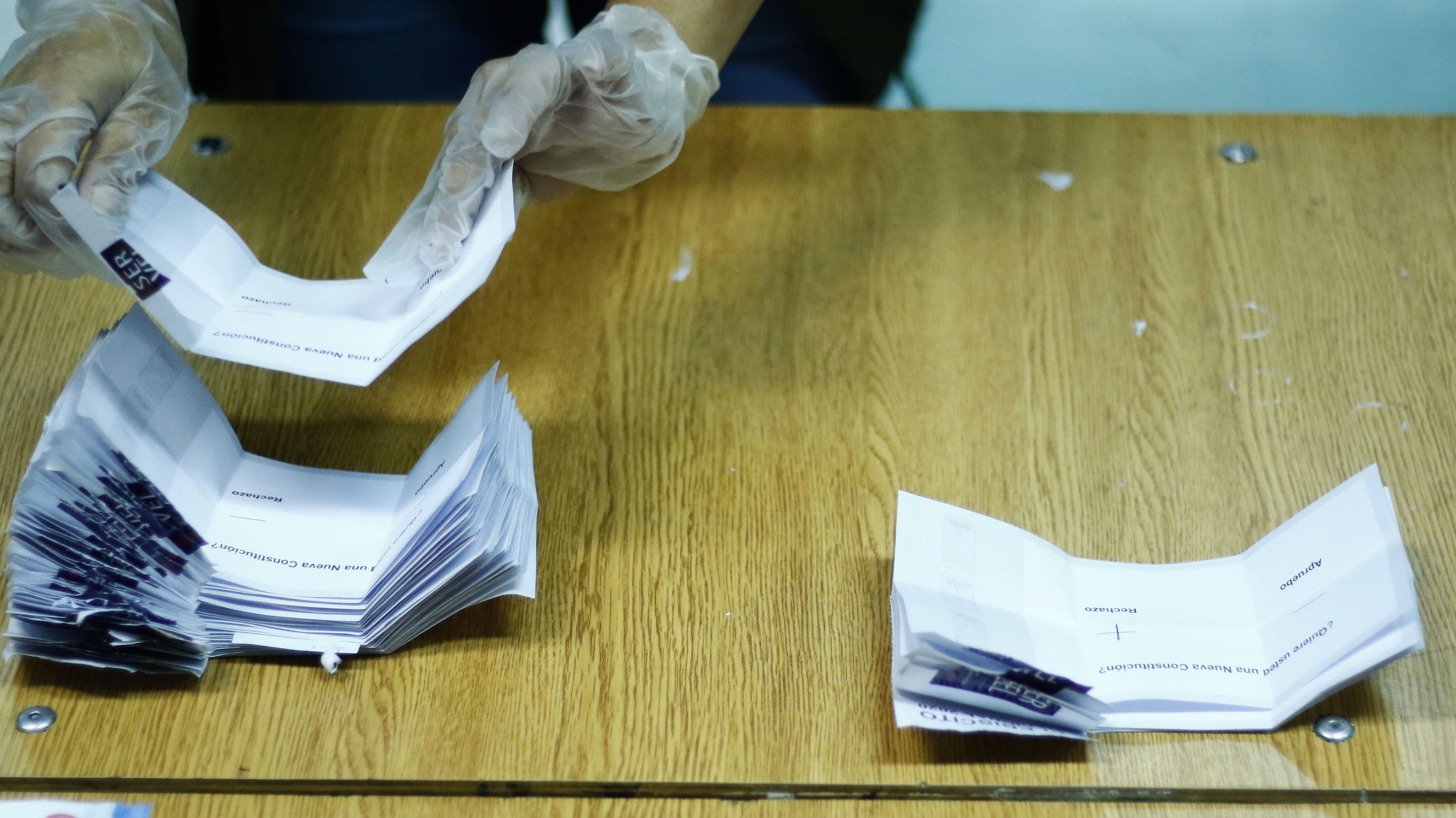 25 DE OCTUBRE DE 2020/VALPARAISOConteo de votos en el Liceo Eduardo de la Barra de Valparaiso, en el marco del Plebiscito Constitucional.
FOTO: LEONARDO RUBILAR CHANDIA/AGENCIAUNO