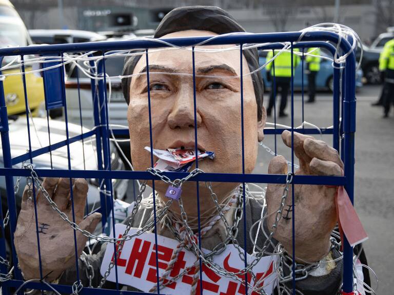 Los sindicatos de Corea del Sur enjaulan a un muñeco que representa al destituido presidente Yoon Suk Yeol