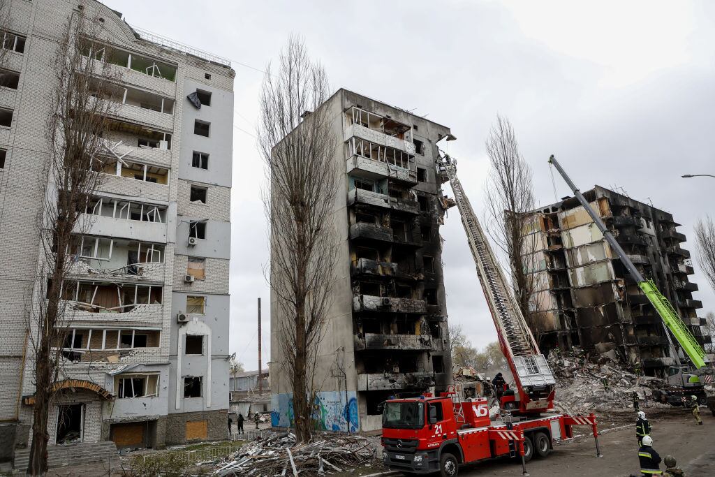 Edificio incendiado tras un ataque en una localidad de la región de Kiev