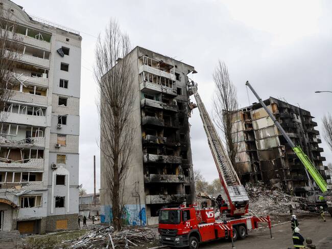Edificio incendiado tras un ataque en una localidad de la región de Kiev