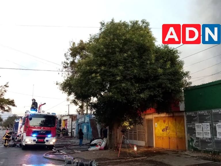Incendio de gran magnitud afectó a barraca y otros locales comerciales en Cerro Navia: siniestro se encuentra circunscrito pero no controlado