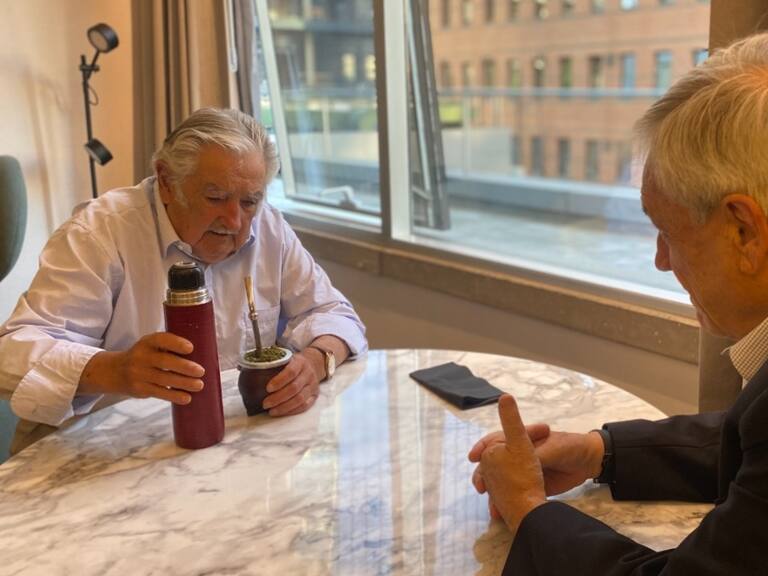 Pepe Mujica comparte mate con expresidente Piñera durante su paso por Chile