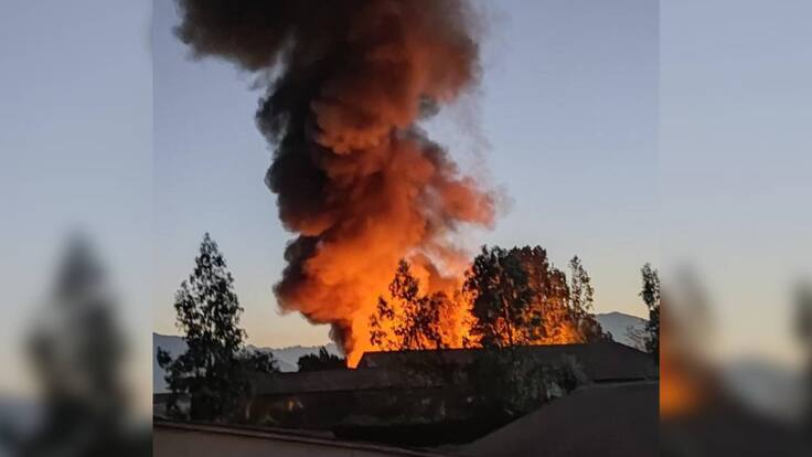 Voraz incendio afecta a fábrica de muebles en La Pintana