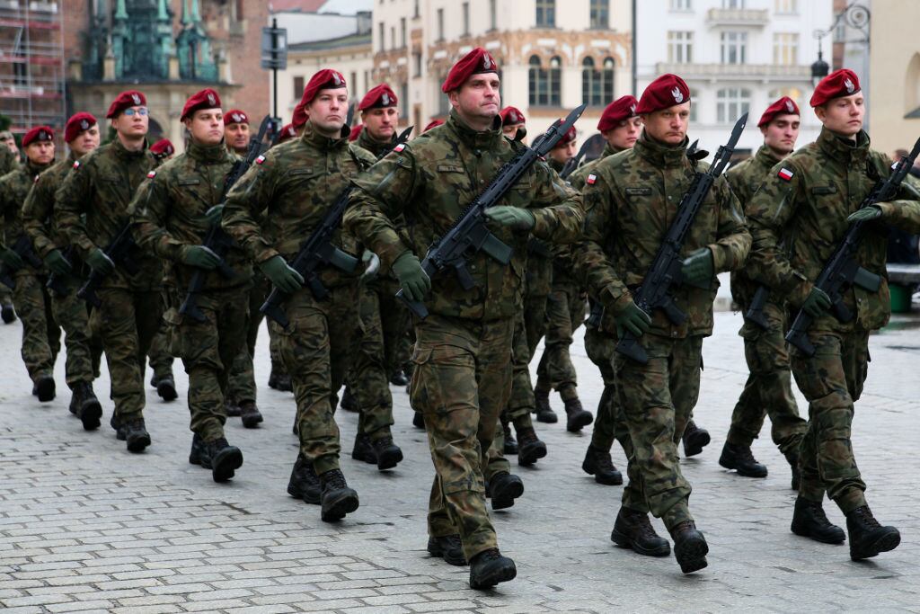 Soldados participan en la ciudad de Varsovia del desfile por el en el aniversario del ingreso de las fuerzas armadas de Polonia a la OTAN.