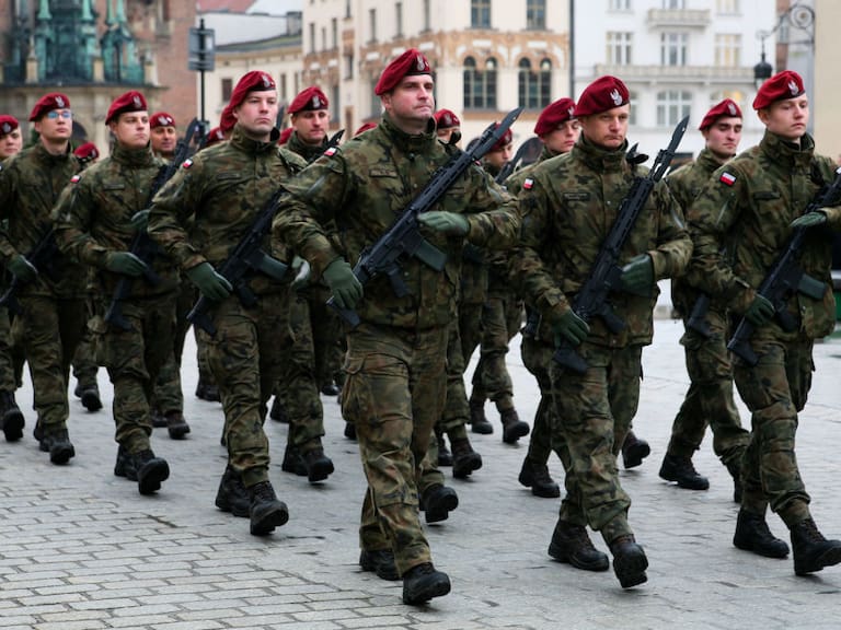Soldados participan en la ciudad de Varsovia del desfile por el en el aniversario del ingreso de las fuerzas armadas de Polonia a la OTAN.