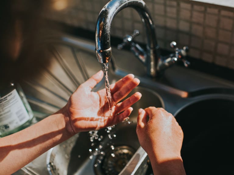 Por hasta 15 horas: confirman cortes de agua en Santiago para este jueves 18 de junio en 4 comunas
