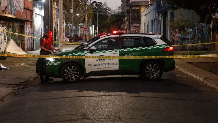 Mujer muere apuñalada y es encontrada en plena calle de Santiago Centro