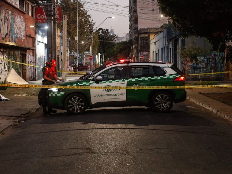 Mujer muere apuñalada y es encontrada en plena calle de Santiago Centro